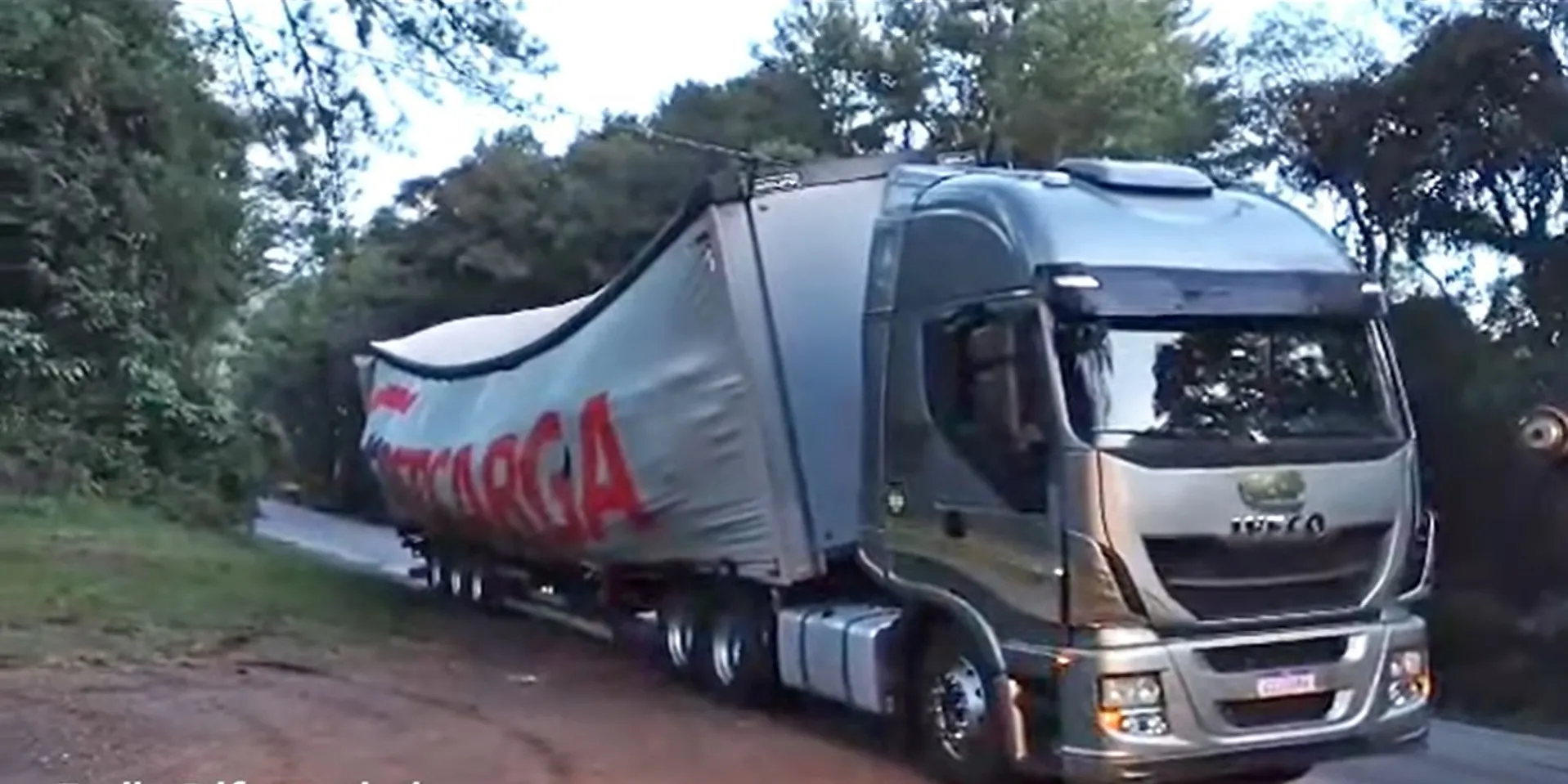 Carga se solta e caminhoneiro consegue evitar acidente