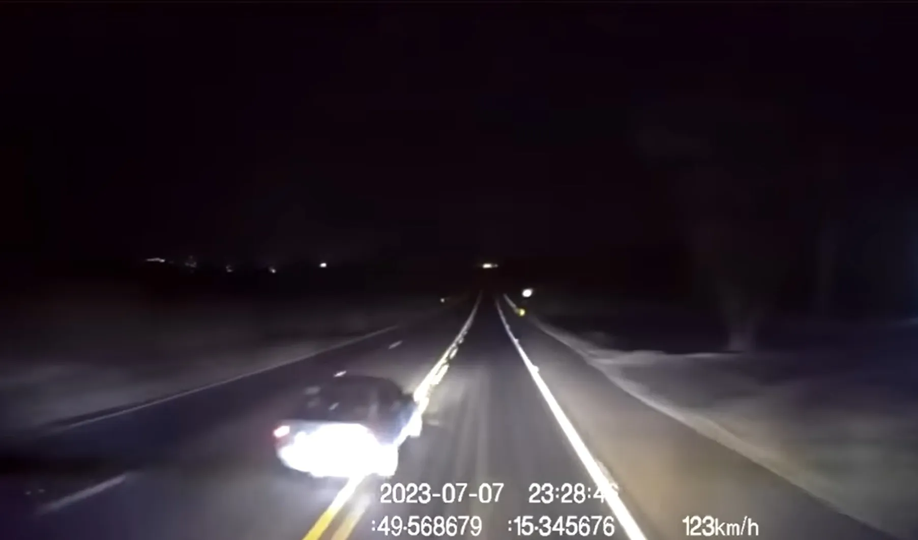 Após ser fechado por carro pequeno, caminhoneiro tomba carreta e acaba morrendo