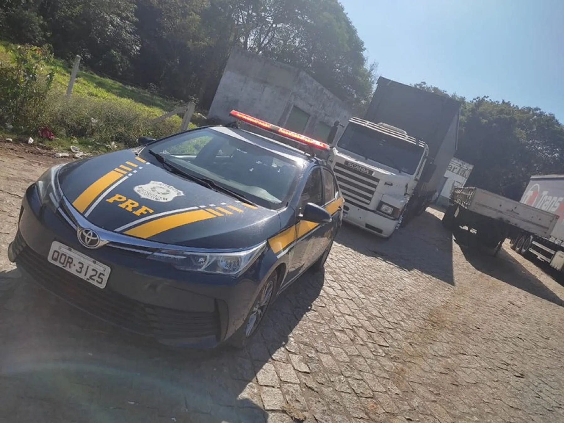 Ao avistar a PRF, motorista de caminhão foge e motivo da fuga é revelado