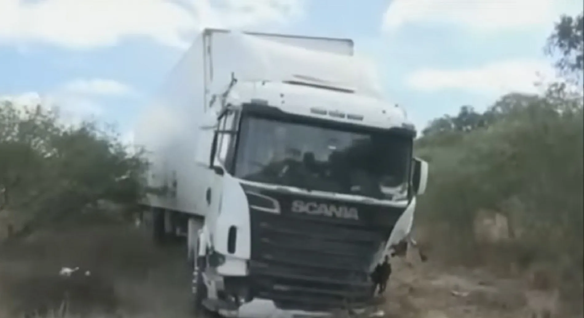 Buraco na pista pode ter provocado colisão entre caminhão e carro na BR-116
