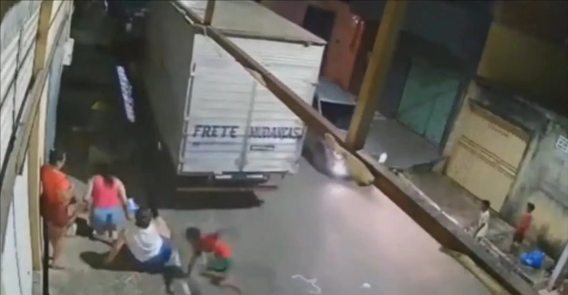 Caminhão perde freio e causa desespero
