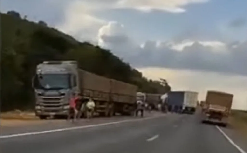 Caminhão perde roda e atinge veículo em pista contrária