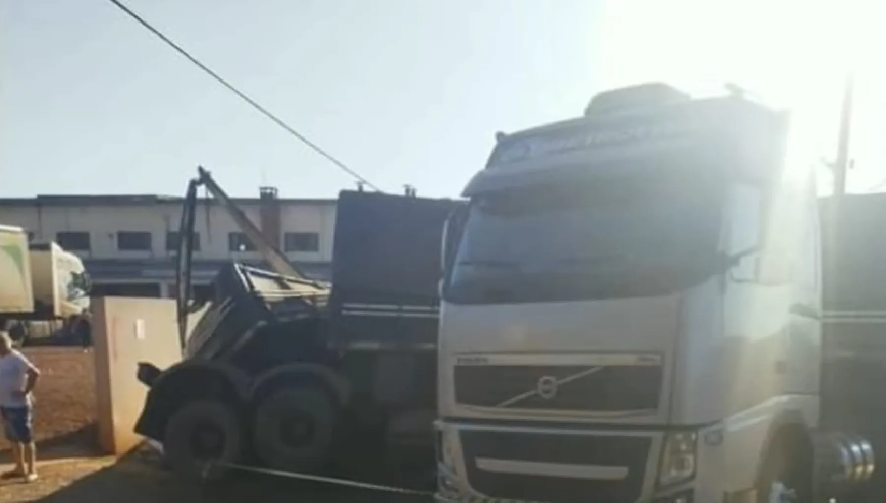 Caminhoneiro tenta regular freio e morre após ser atropelado pela própria carreta