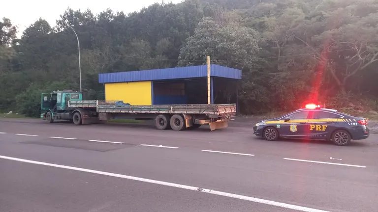 PRF encontra carreta adulterada e sem número de chassi encontrado