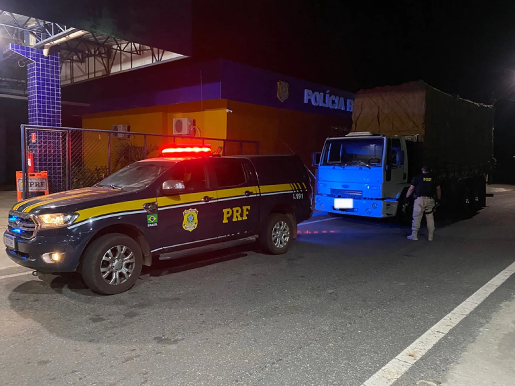 PRF apreende carga de madeira que estava com nota fiscal irregular