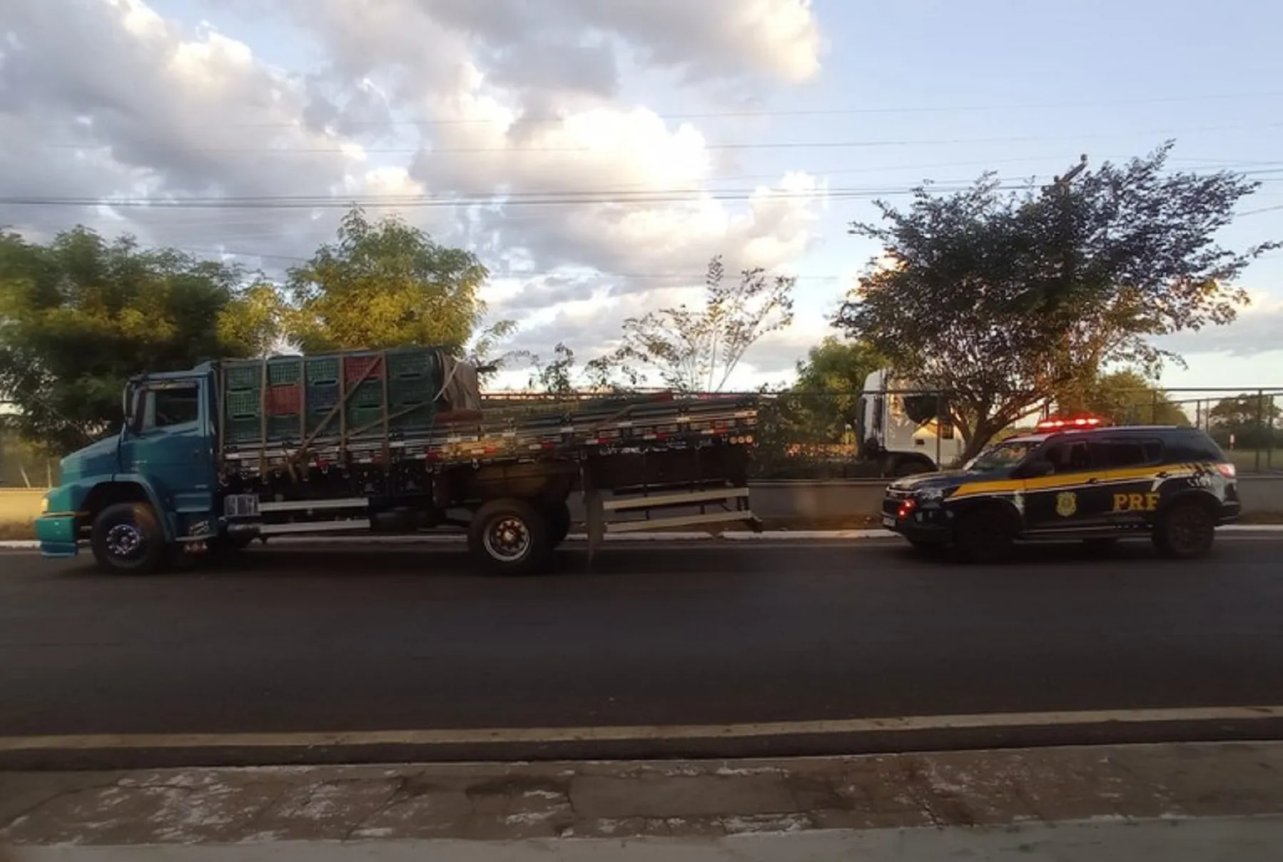 PRF autua caminhoneiro com drogas e com arla 32 adulterado