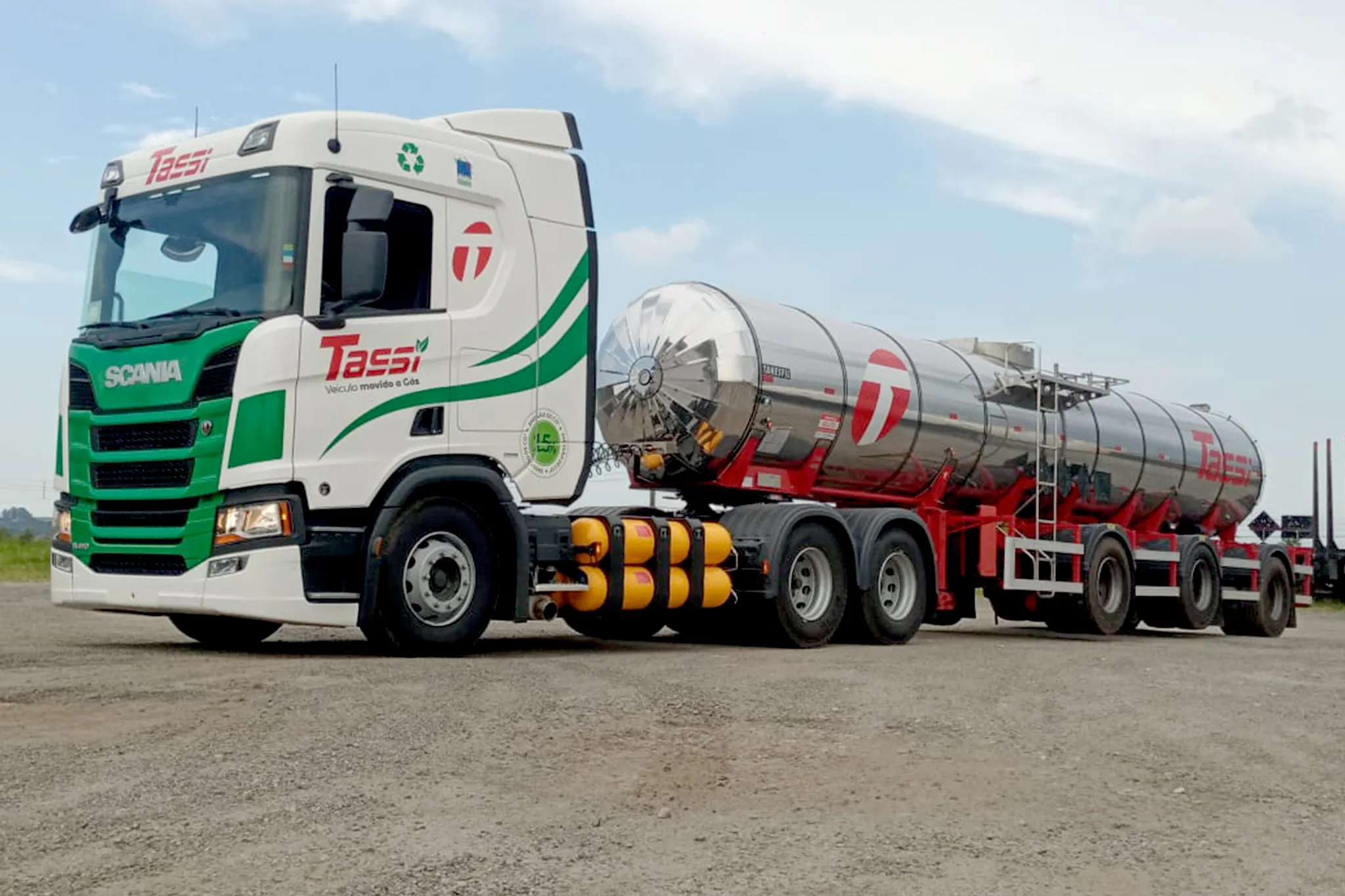 Transportadora Tassi abre vagas para motorista carreteiro