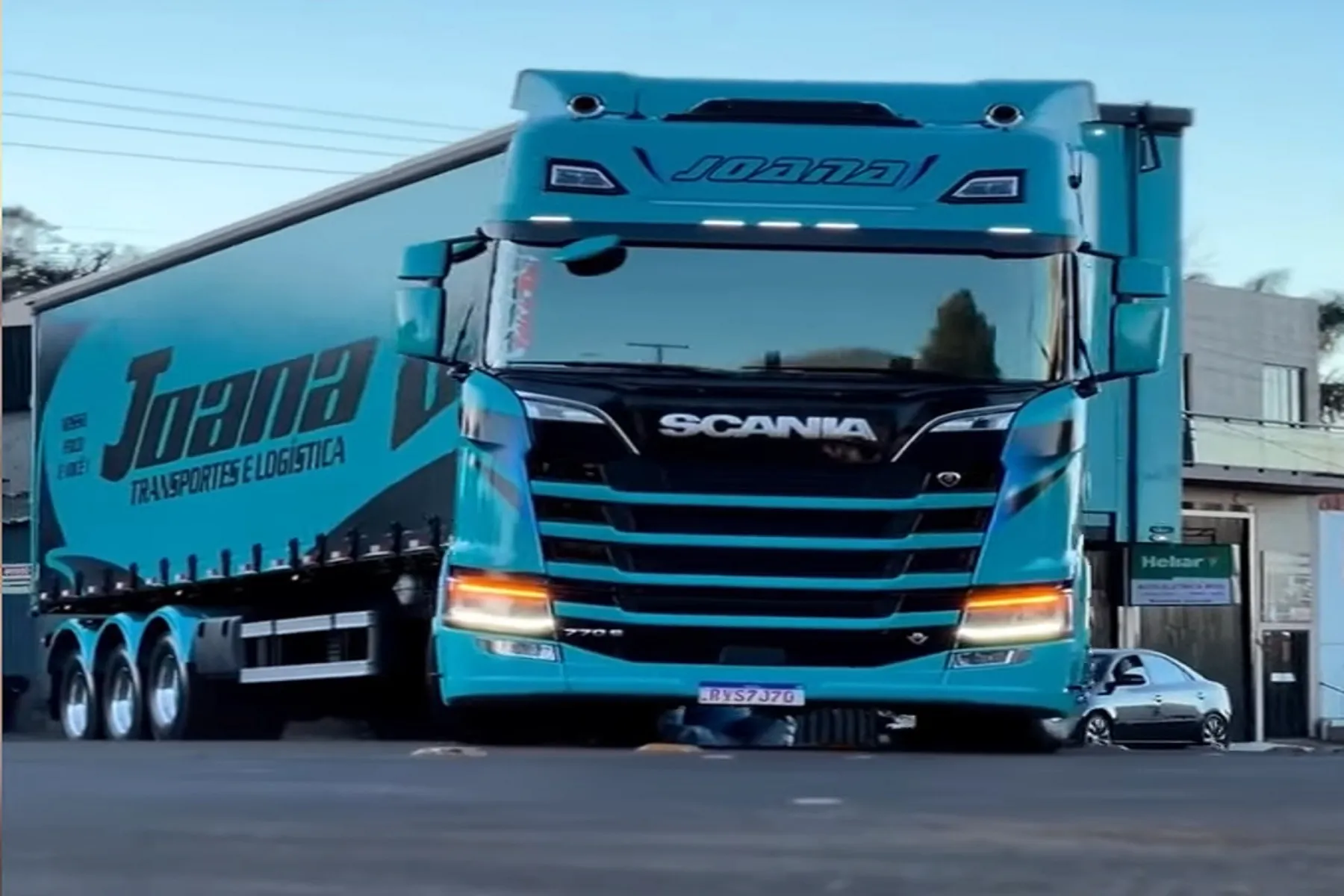 Transportadora de SC adquire um Scania de 770cv para puxar uma carreta LS