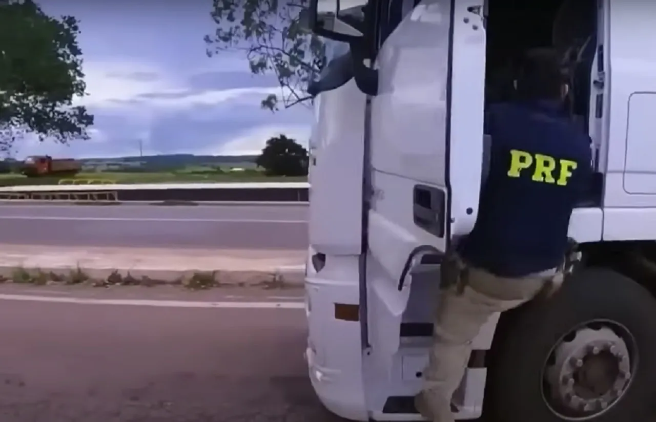 PRF recebe denúncia e fiscaliza caminhoneiro com suposta direção perigosa