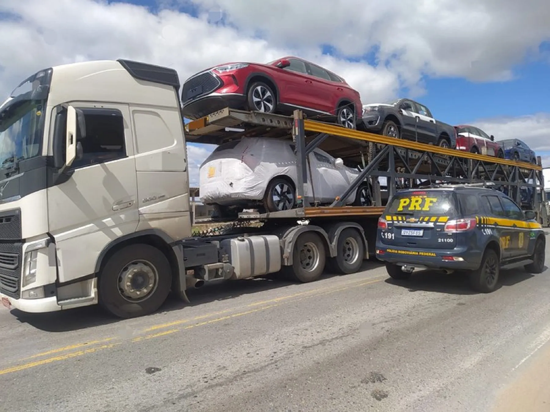 Cegonheiro é detido pela PRF por transportar veículos adulterados