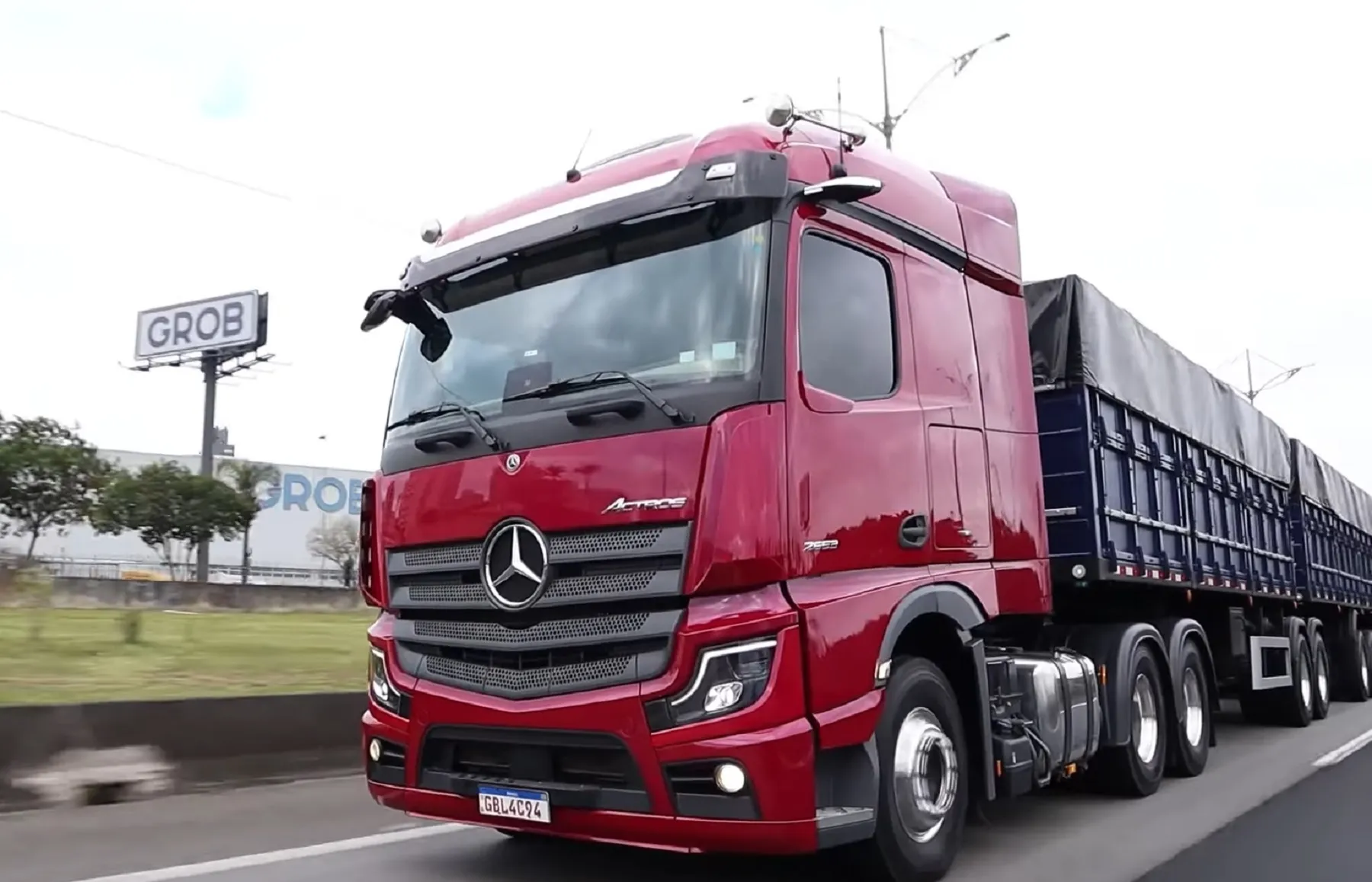 Conheça a nova versão do mercedes-benz actros