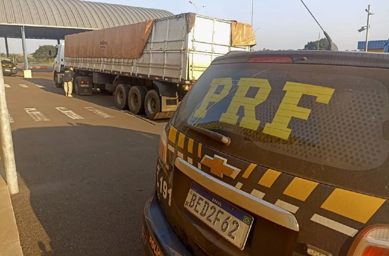 PRF realiza apreensão de duas carretas e um caminhão com quase 1 milhão de maços de cigarros contrabandeados no Paraná
