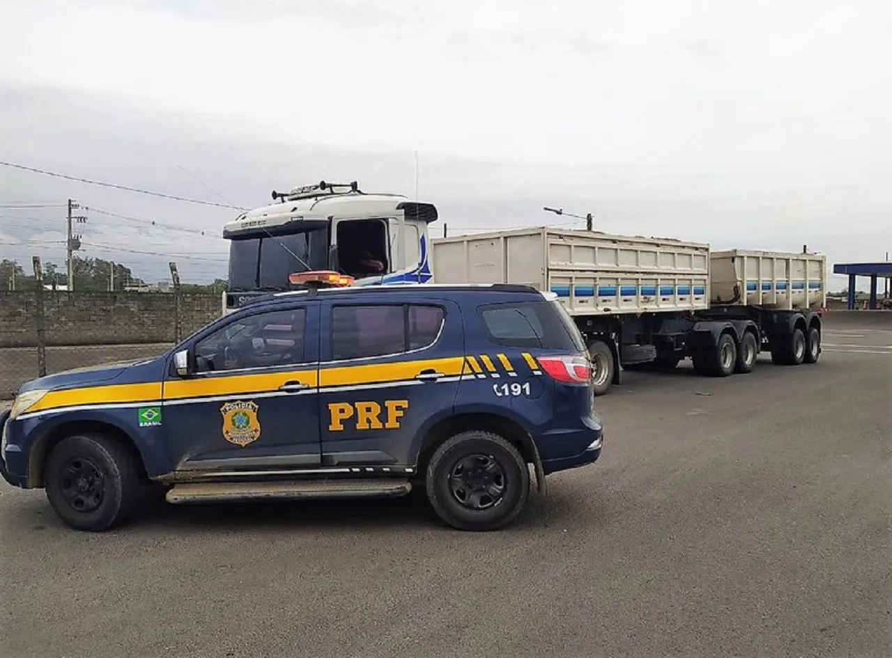 PRF multa transportador em mais de R$10 mil por excesso de peso em carreta