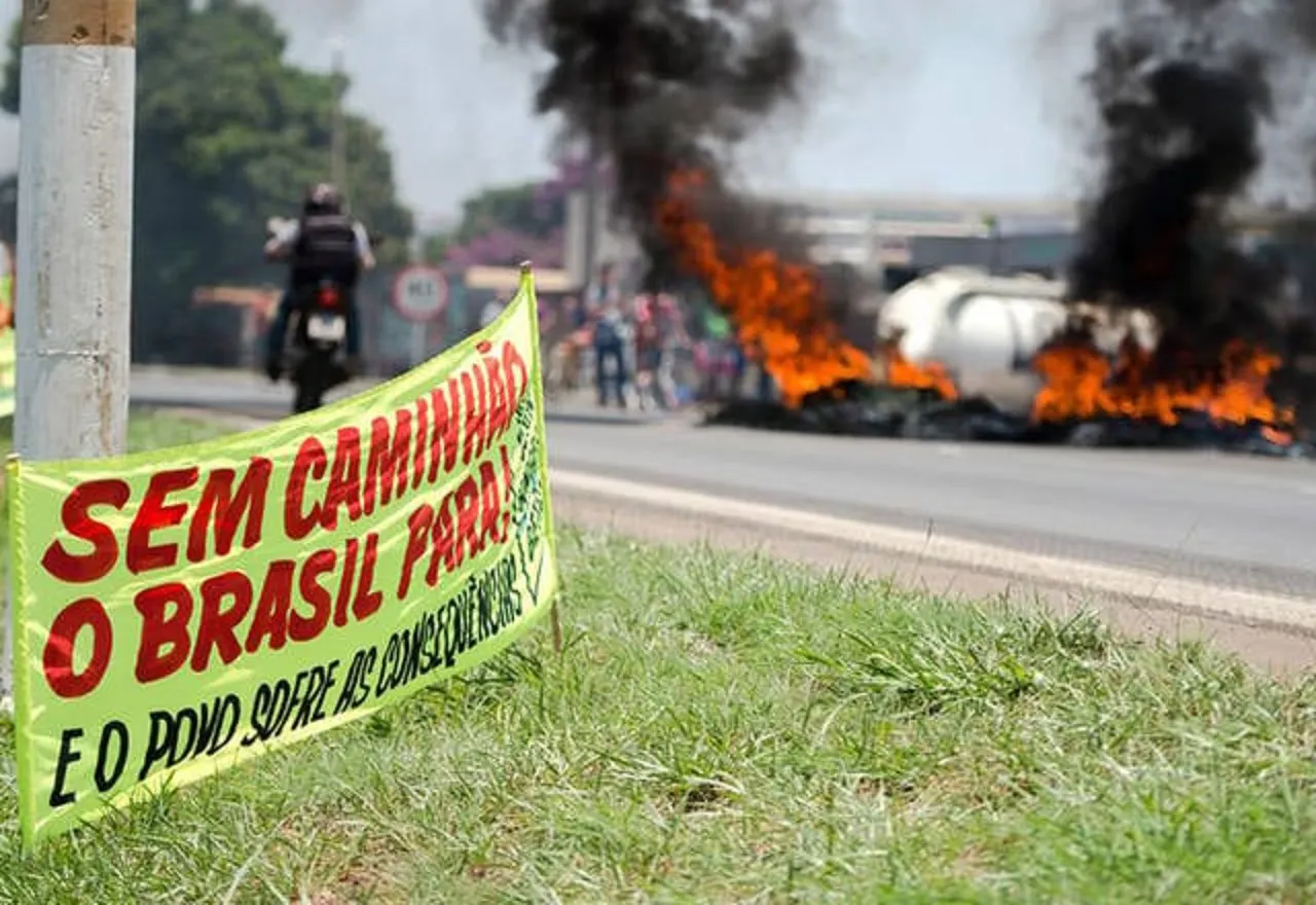 Caminhoneiros e grupos de esquerda criticam possível paralisação dos caminhões marcada para dezembro