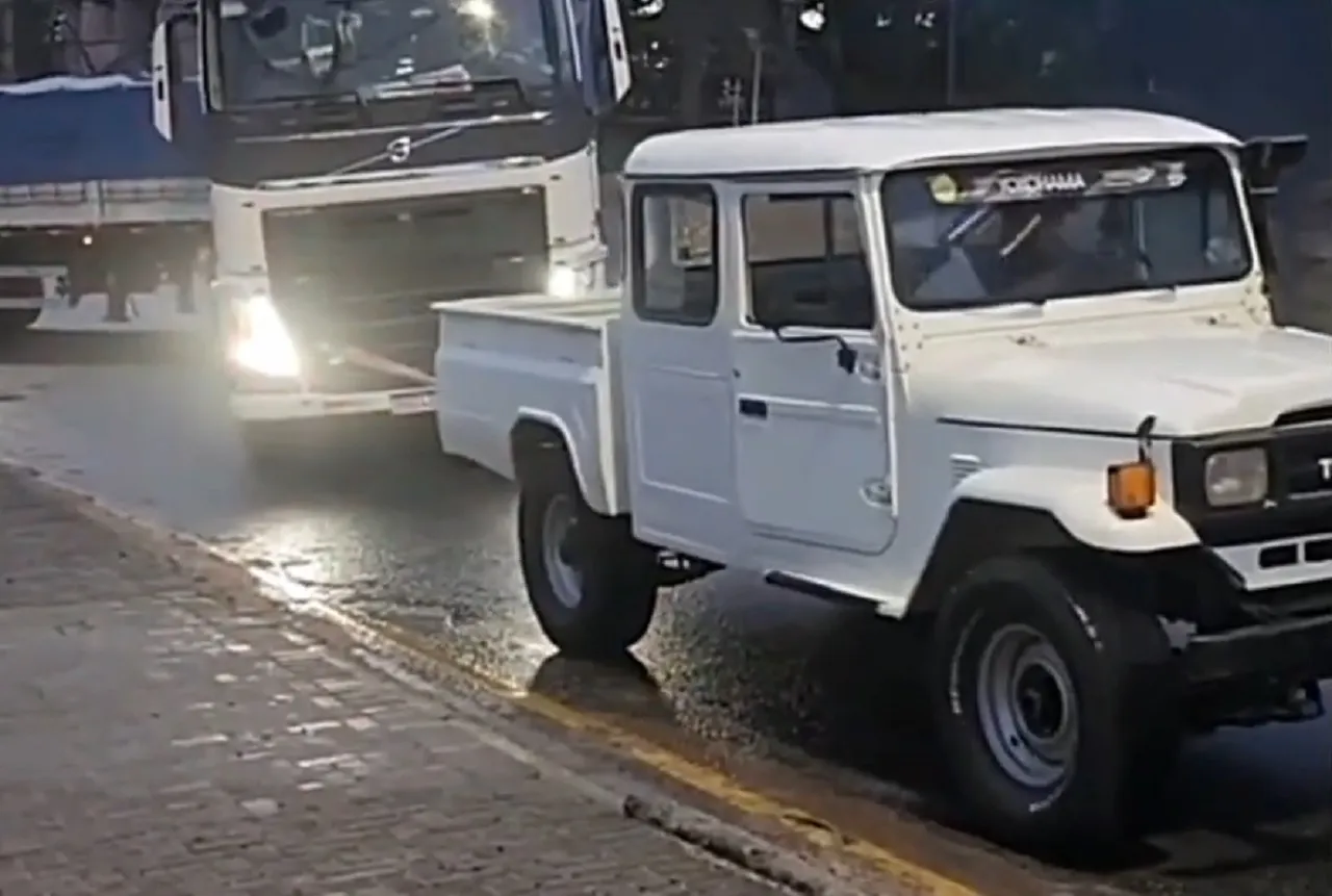 Toyota Bandeirante chama atenção ao puxar o Volvo FH em uma subida