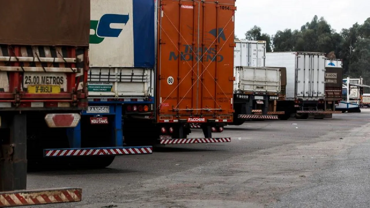Tabela mínima de frete é considerada inconstitucional e pode elevar preços ao consumidor, diz CNI