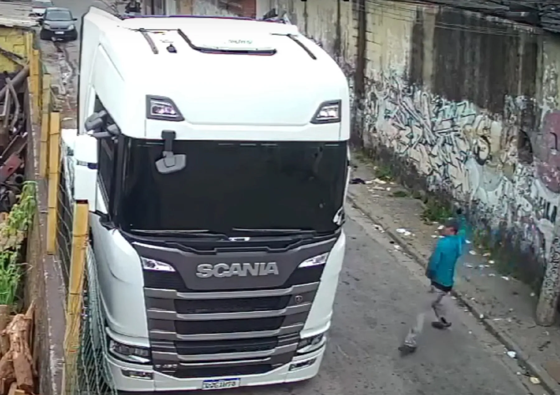 Video Camera De Seguranca Registra Roubo De Caminhao Em Plena Luz Do Dia