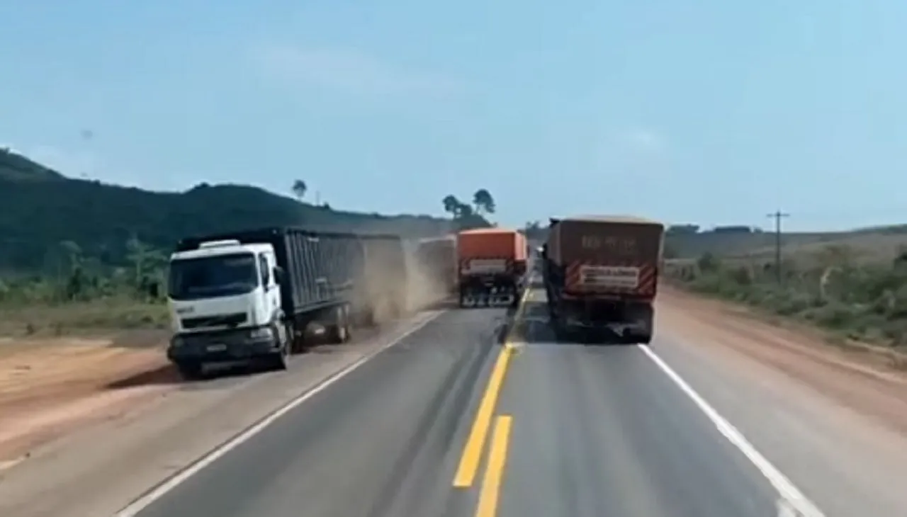Caminhoneiro é flagrado forçando outros caminhões para fora da pista