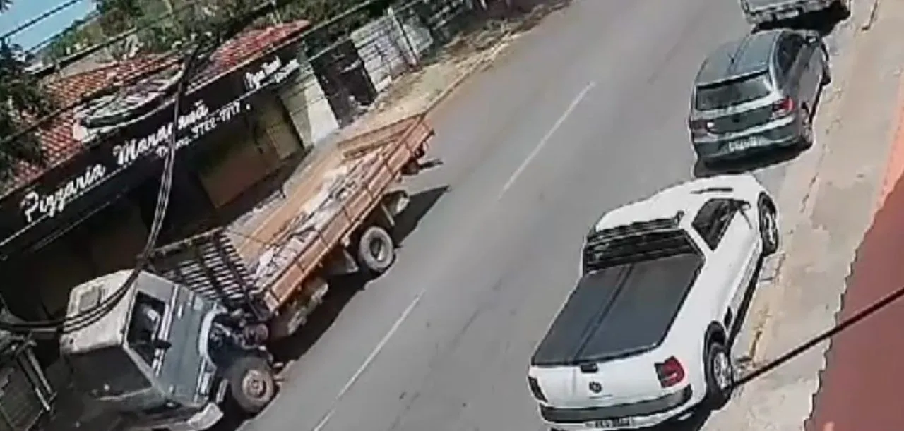 Cabine bascula com veículo em movimento em Minas Gerais