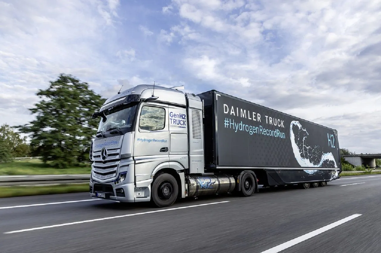 Caminhão Mercedes-Benz bate recorde abastecido com hidrogênio