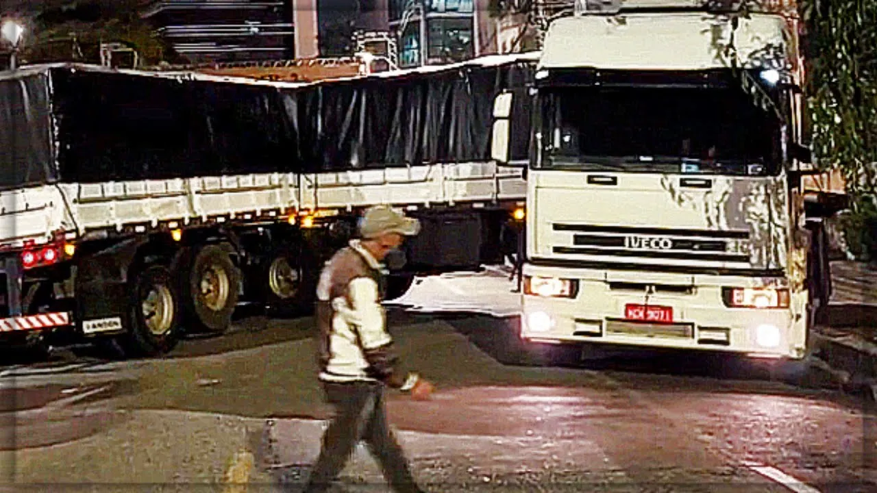 Caminhoneiro Enrosca Carreta Em Rua De Curitiba