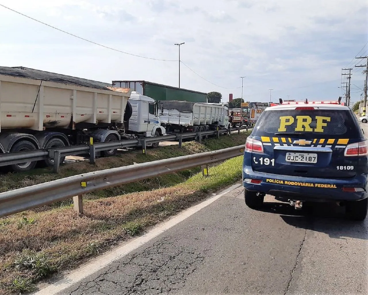 Perigo na BR-101 PRF flagra duas carretas com 18 toneladas de excesso de peso