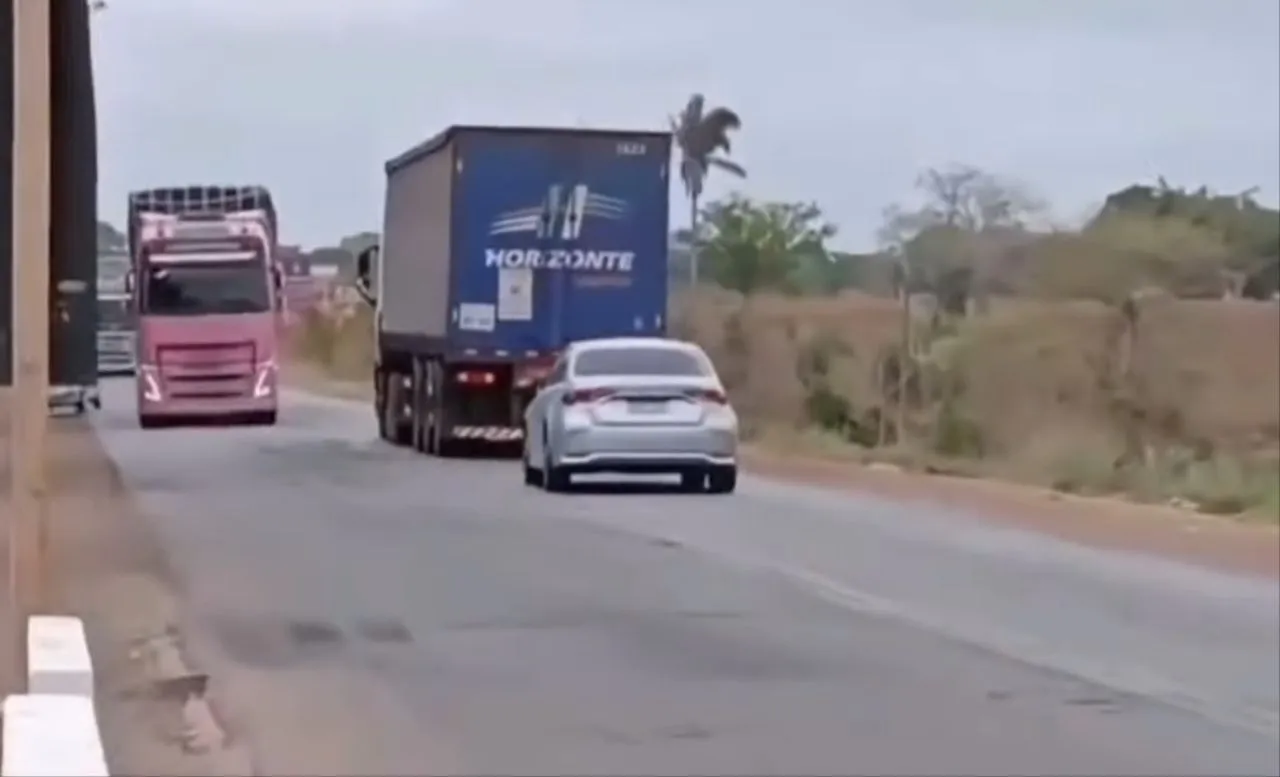 Carreta quase colide com carro de passeio ao realizar ultrapassagem proibida