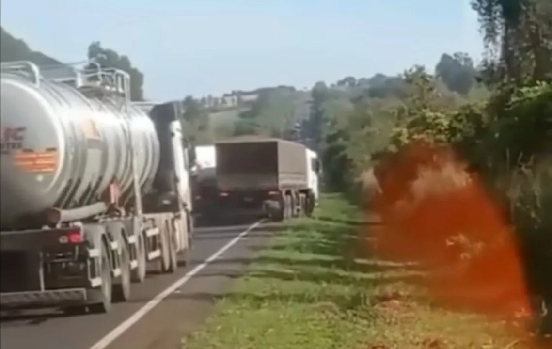 Caminhoneiro joga colega para fora da pista e desce do veículo para trocar socos