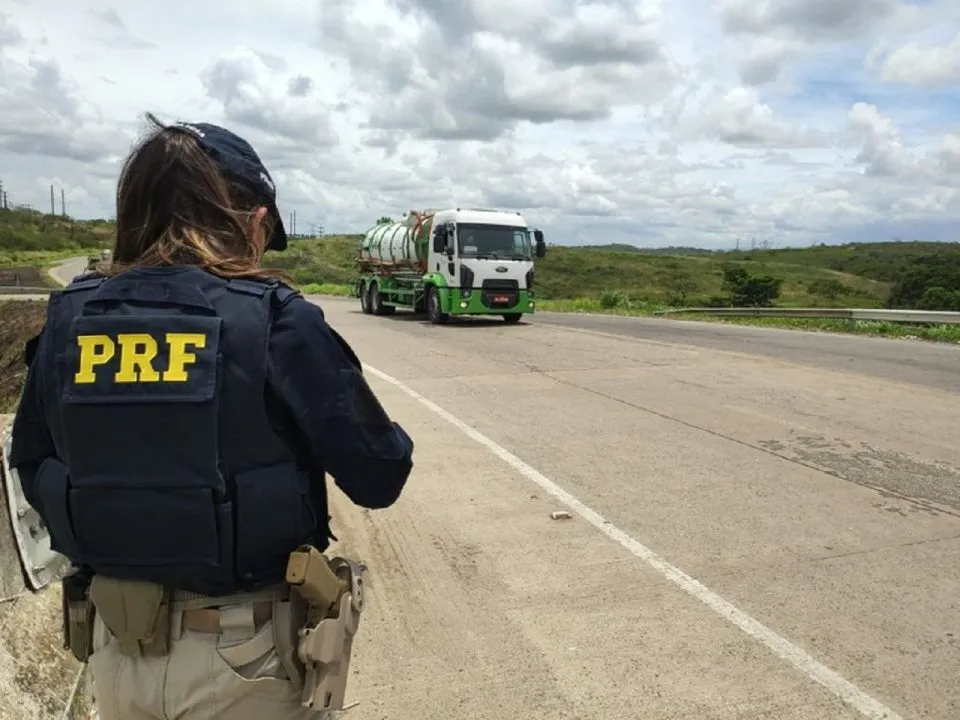 A PRF flagra um caminhoneiro dirigindo com a CNH suspensa na BR-101