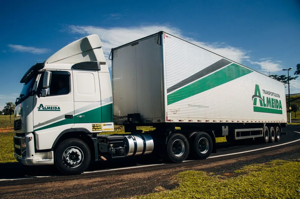 Almeida Transportes abre vagas para motorista carreteiro