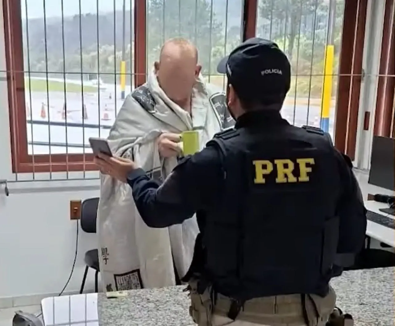 Caminhoneiro é abandonado às margens da rodovia após assalto