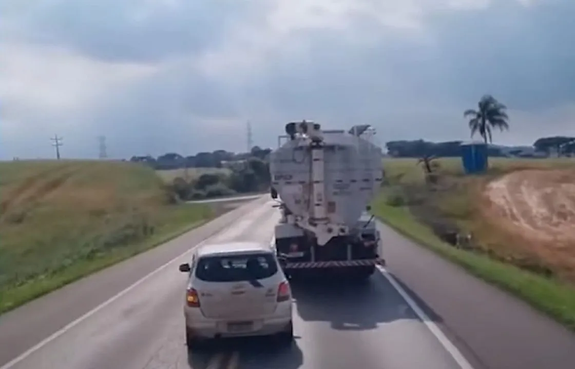 Caminhoneiro Flagra Veiculo Do Detran Cometendo Infracao Em Rodovia