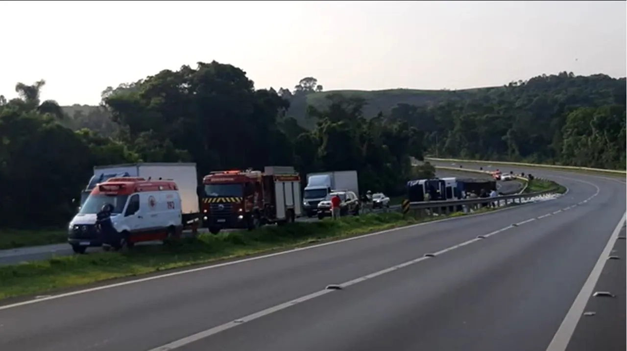 Caminhoneiro morre, e carga de açúcar fica espalhada no acostamento da BR-376