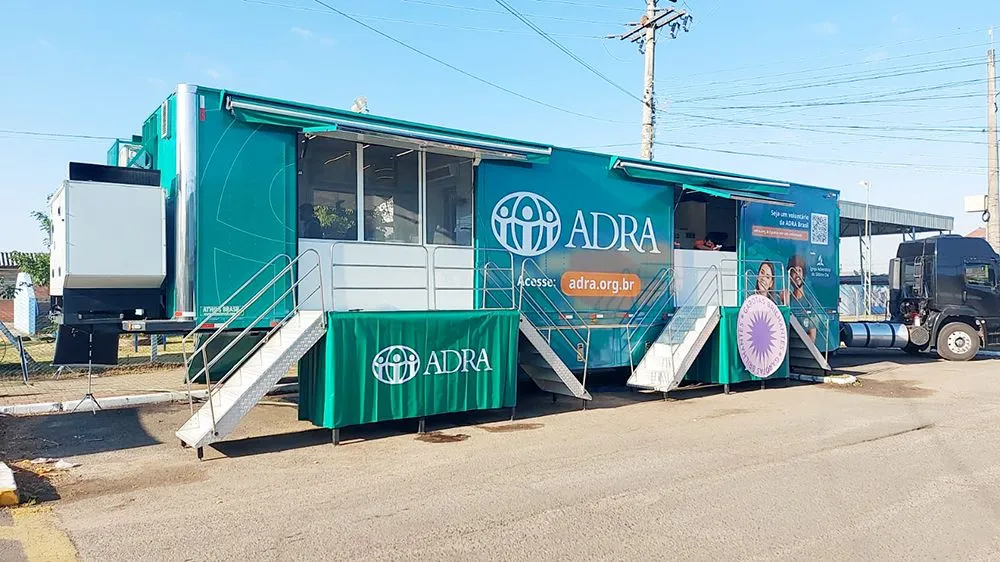 Conheça a "carreta solidária", equipada com máquinas de lavar e uma cozinha
