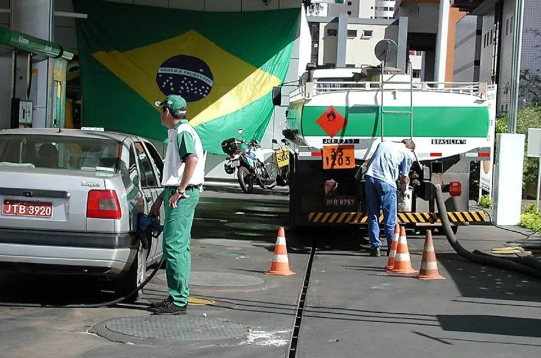 Empresa faz acordos com postos de combustíveis e vende diesel mais barato para as transportadoras