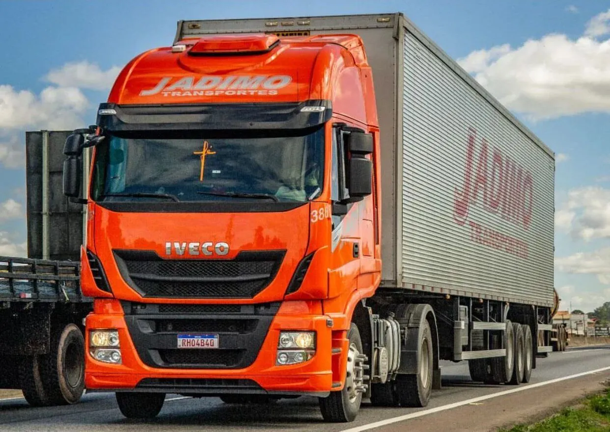 Jadimo Transportes abre vagas para motorista carreteiro