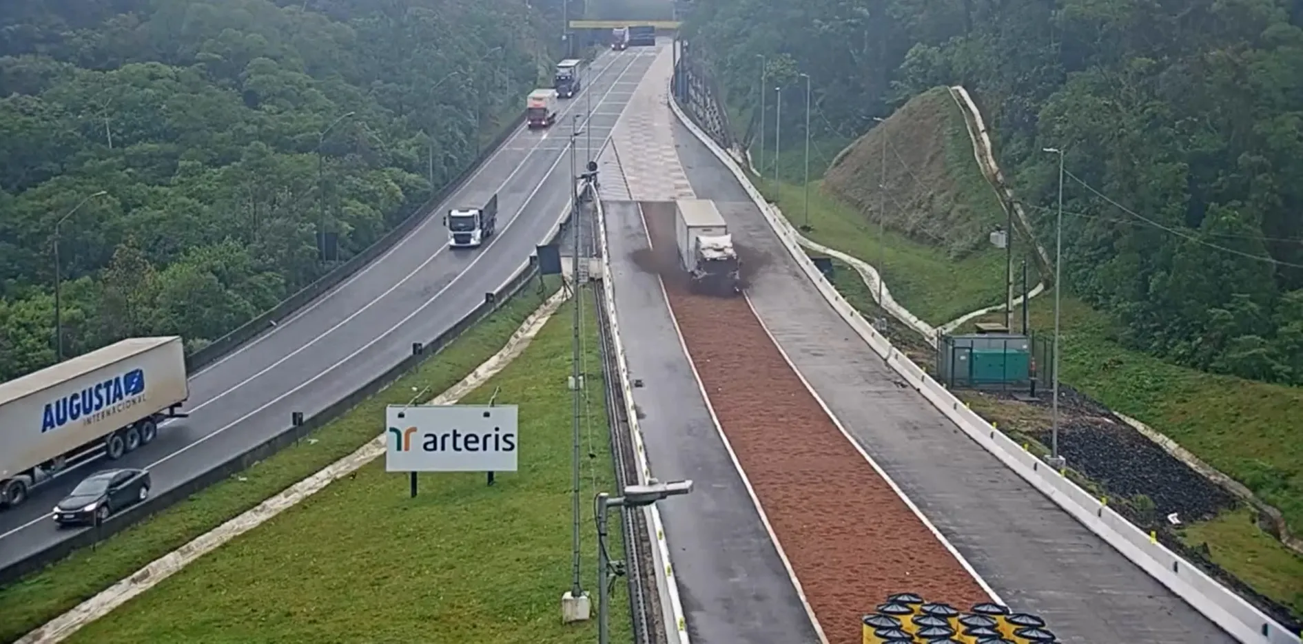 Momentos de pânico na BR-376: carreta com 25 toneladas de carga escapa de tragédia