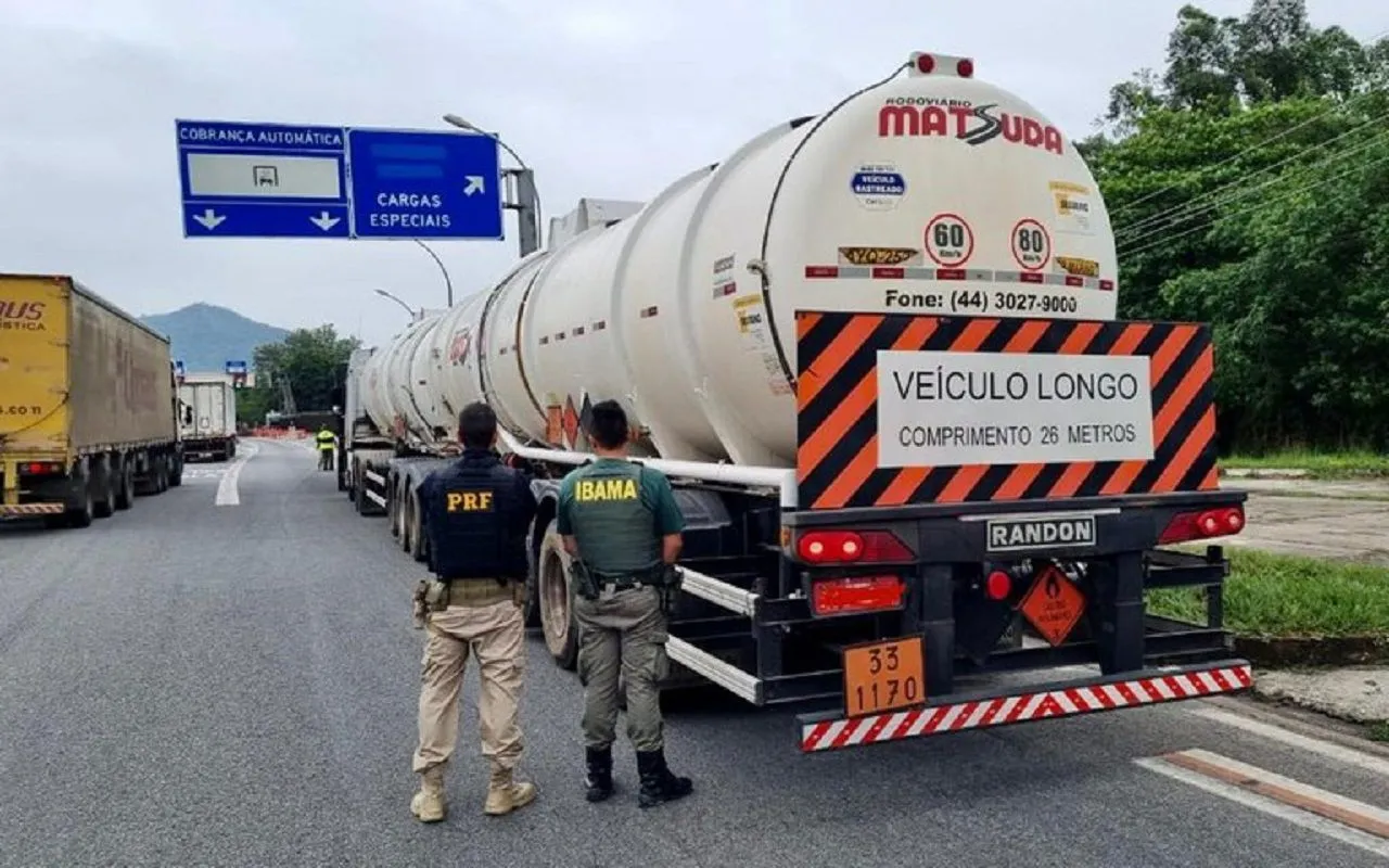 PRF e o DNIT divulgam lista de restrições para caminhões neste final de ano