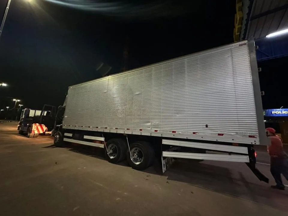 PRF prende caminhoneiro que dirigia em zigue-zague na BR-210