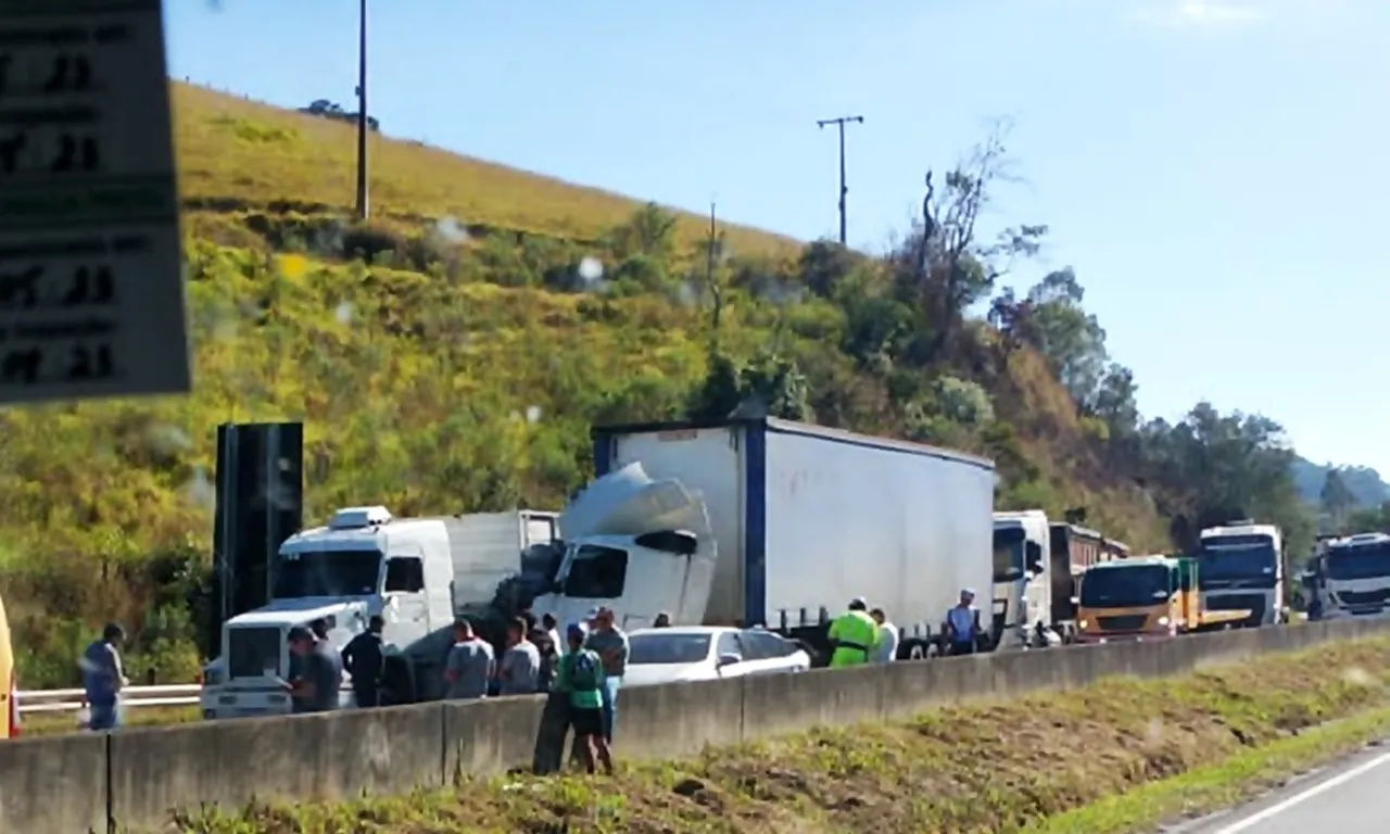 ANTT emite nota após engavetamento provocado por carreta na Fernão Dias