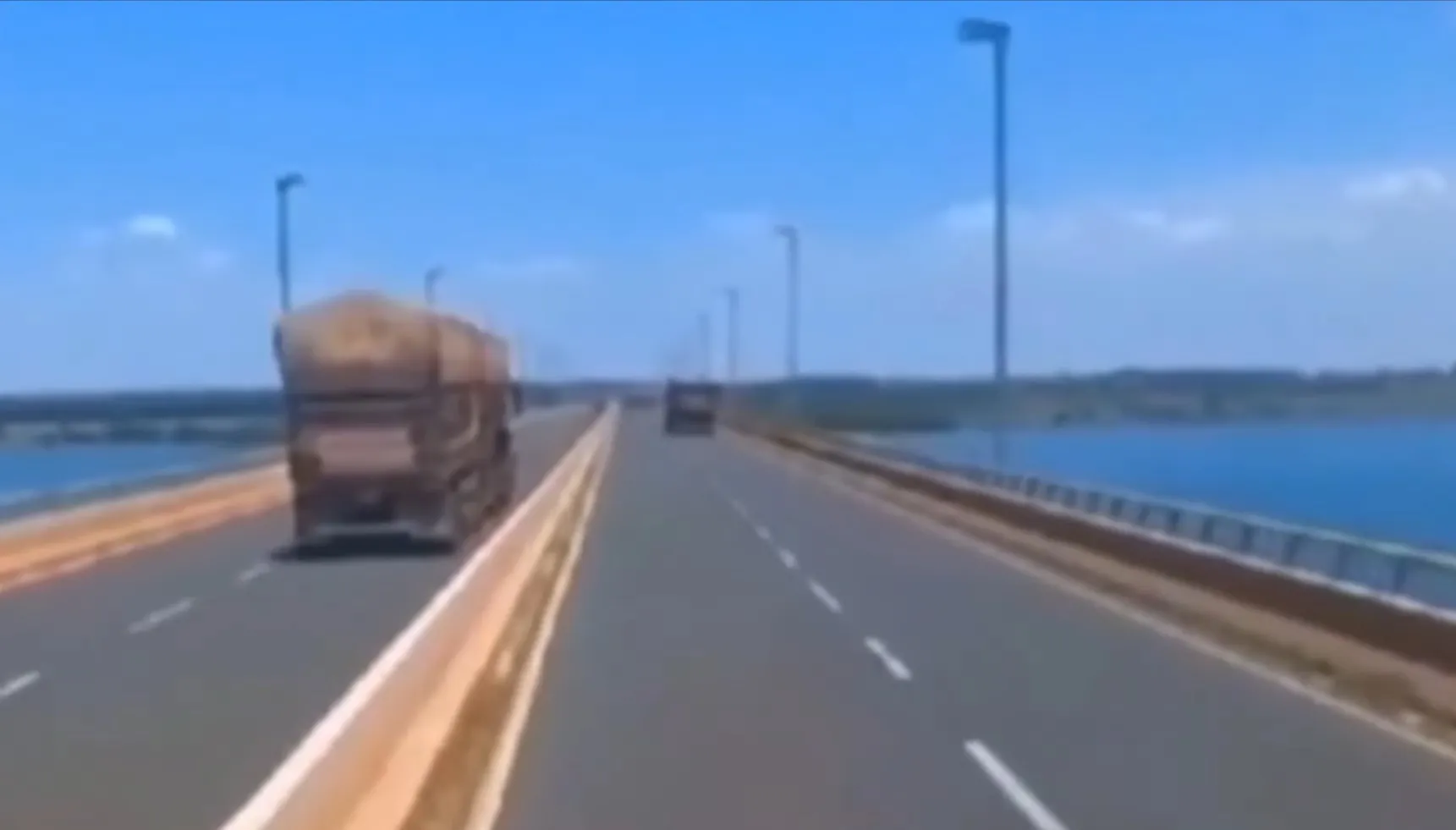 Caminhão trafega em ponte tranquilamente na contramão