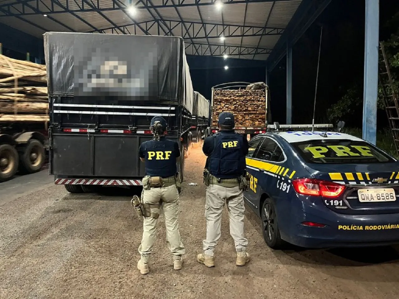 PRF Intercepção de Transporte Ilegal de 87,93 m³ de Madeira na BR-230