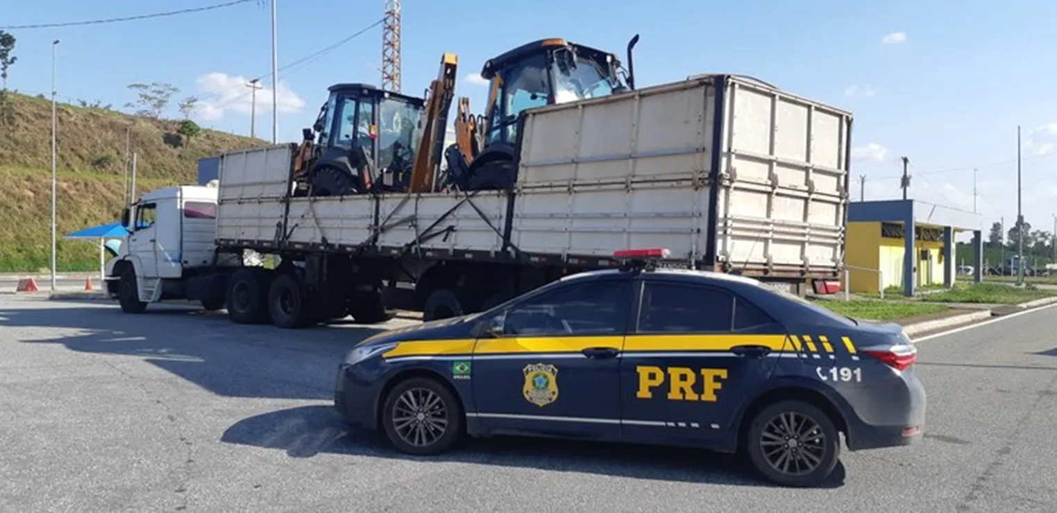 PRF recupera semirreboque e retroescavadeiras avaliados em R$ 800 mil