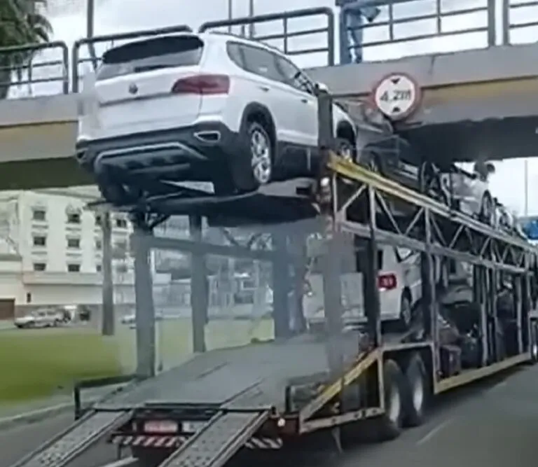 Caminhoneiro fica preso em viaduto por culpa da sinalização errada