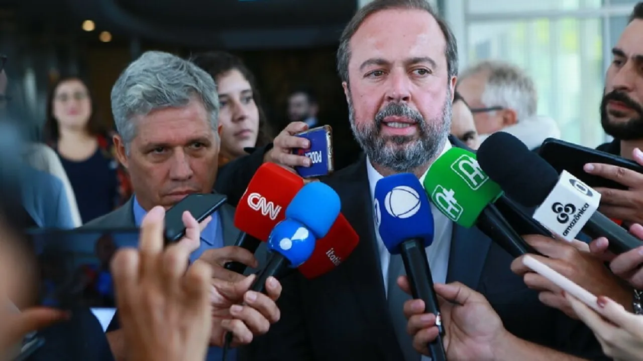 Ministro de Minas e Energia diz que governo quer subir para 25% a mistura do biodiesel no diesel