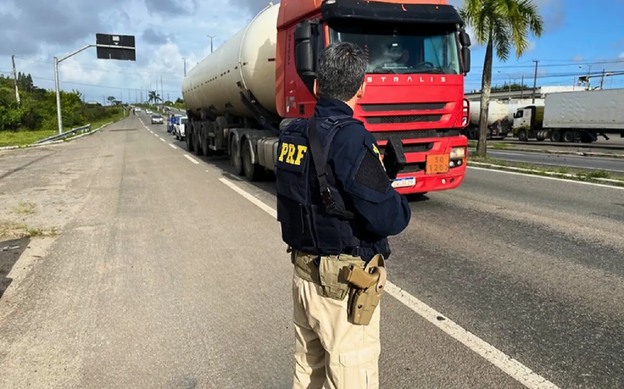 PRF Flagra Caminhoneiro Dirigindo Com CNH Suspensa E Irregularidades Em Rodovia Sergipana