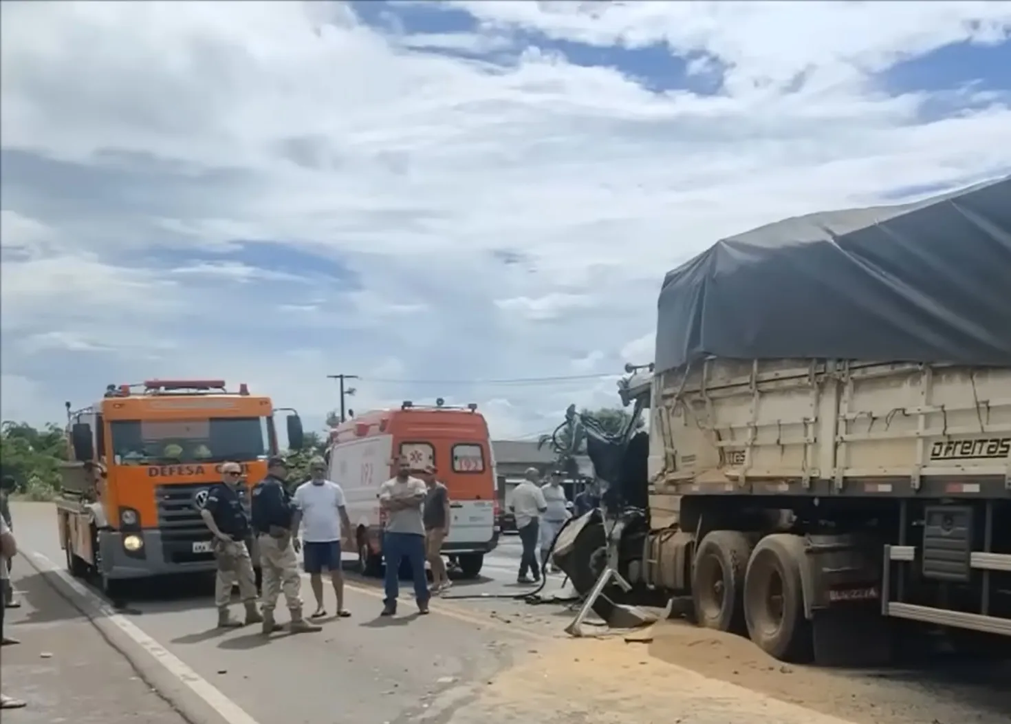 Acidente entre duas carretas na BR-163 deixa caminhoneiro de 69 anos ferido