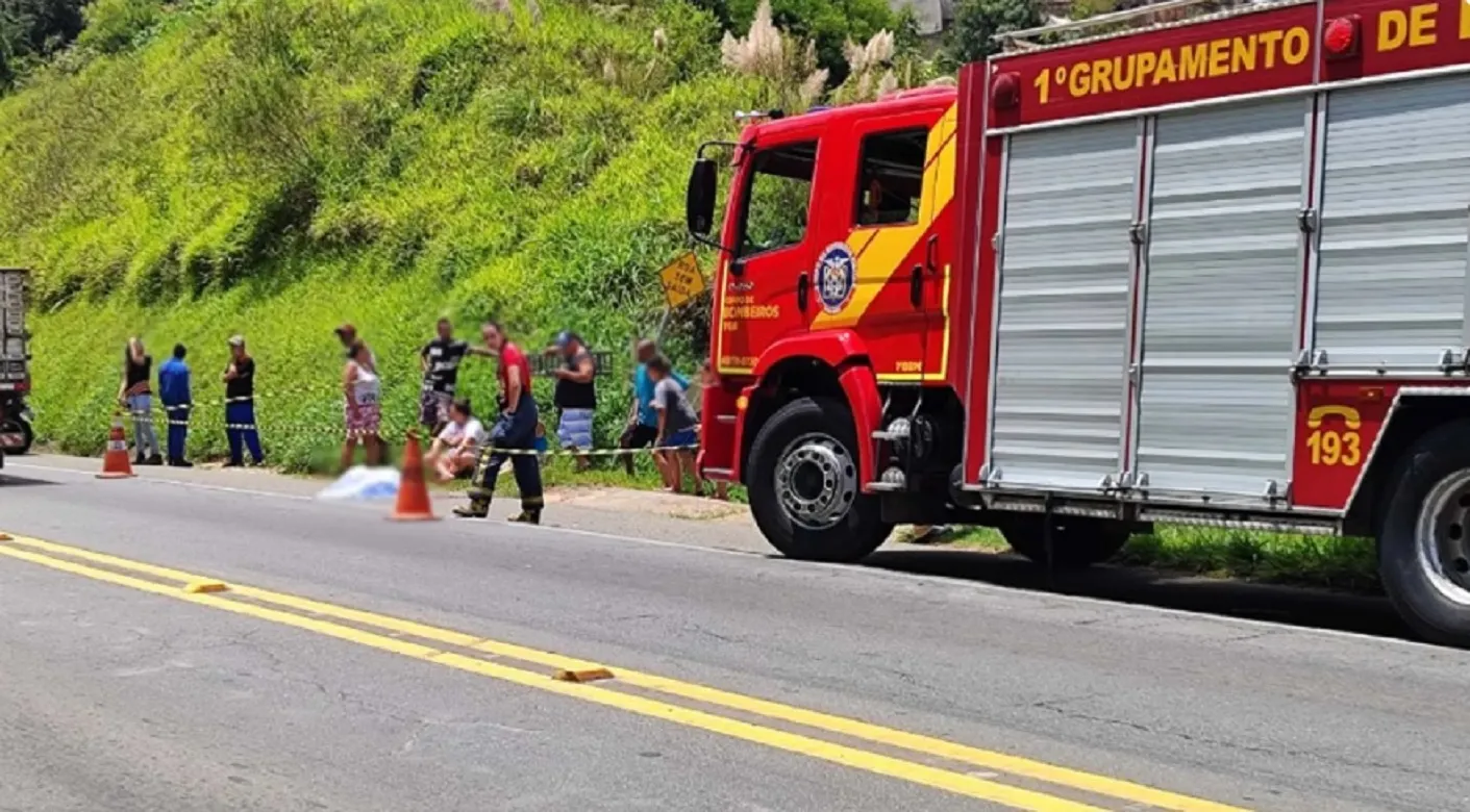 Caminhoneiro morre após descer do veículo e ser atropelado na BR-470