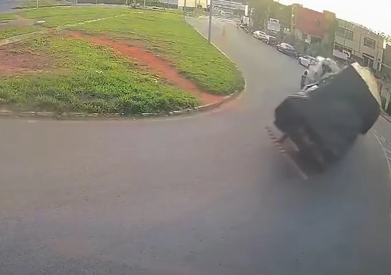 Câmera de segurança flagra tombamento de caminhão em Minas Gerais