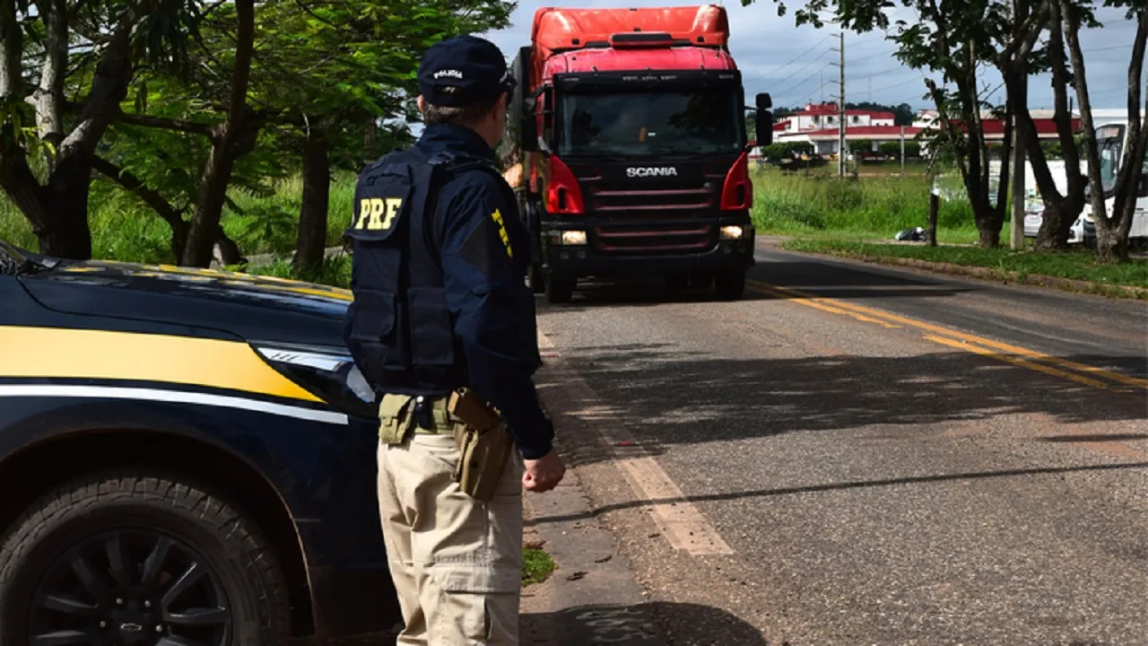 Caminhoneiro é flagrado com anfetaminas durante fiscalização da PRF